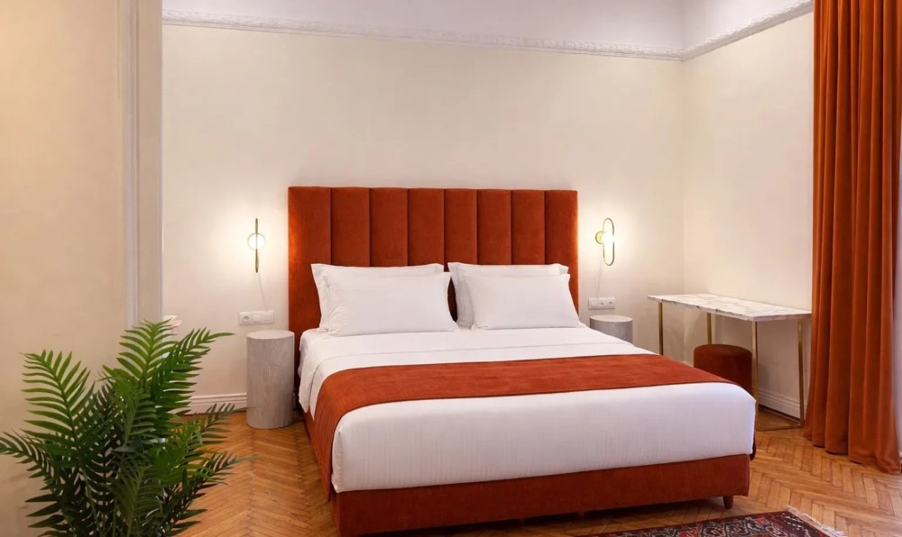 Two-Bedroom Flat with Spacious Bathroom - Apartments
